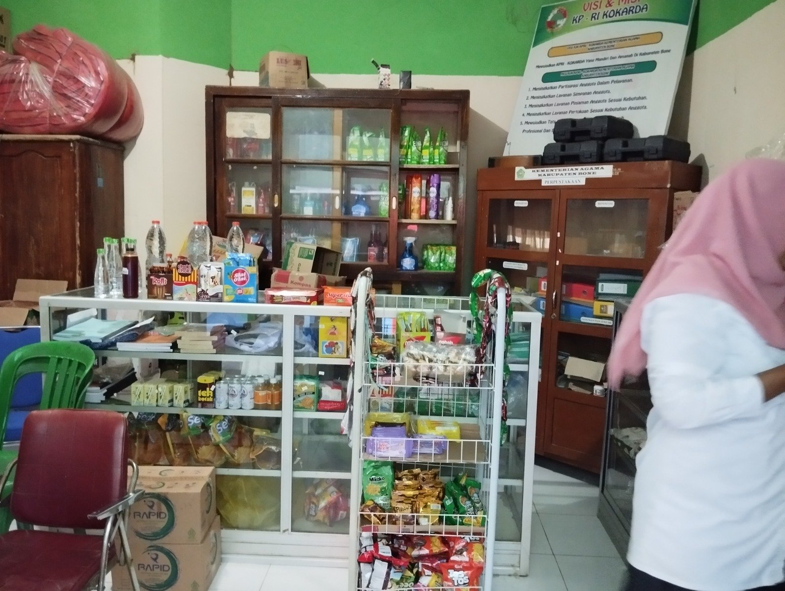 Suasana toko koperasi KOKARDA