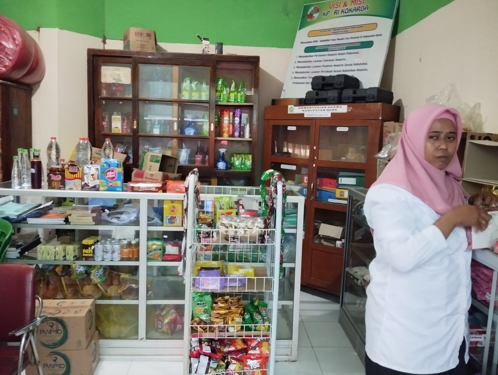 Etalase produk pertokoan KOKARDA