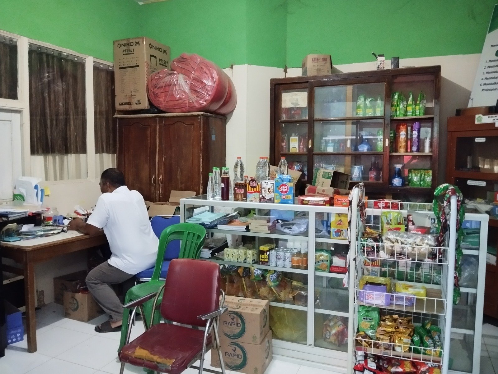 Rak produk kebutuhan harian